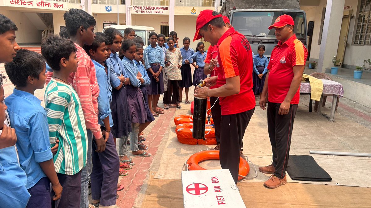 45bnSSB_INDIA's tweet photo. #Awarnessprogramm
दिनांक 25.04.26 को @45bnssb_india के समवाय मुख्यालय पिपराही में तैनात रहत एवं बचाव दल (#RRTeam) द्वारा समवाय के जीवंत गाँव के स्कूली छात्रों को बाढ़ आने पर अपना एवं दूसरों को कैसे बचाया जायें एवं राहत बचाव दल से सम्बंधित विशेष उपकरणों की जानकारी भी दी गयी | https://t.co/j8InBoRC0w