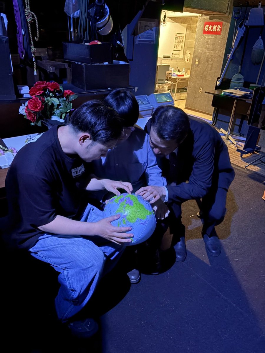 yoshimot6ppongi's tweet photo. 『セルライトスパ単独ライブ「丸い球体」』

ご来場・ご視聴ありがとうございました🫧
セルライトスパの上京後初の単独ライブ❕
たっぷりネタを6本披露✨
ゲストも駆けつけ賑やかな単独ライブとなりました！

らぶおじさんによるミニコーナーも開催🌏
コーナー後裏でなにやら会議をする姿も…

配信チケットは5/2（土）12:00まで販売中！ぜひご覧ください🔥

🎟️配信チケット
https://t.co/hnbquDP9wV