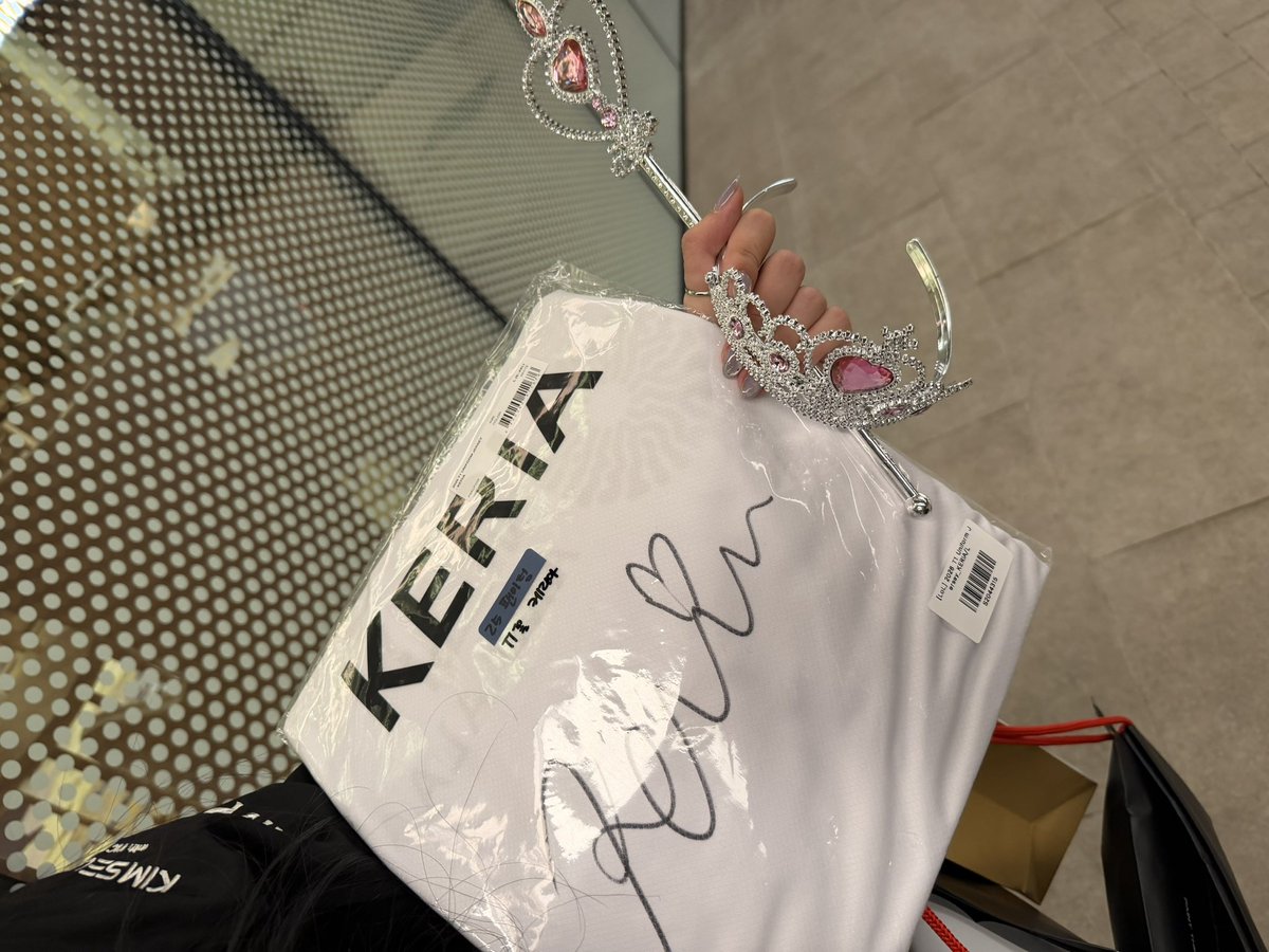 arim_011's tweet photo. Lucky @ny_yang_ 🙂‍↕️✨
Look what she got ㅎㅎ +selfie with Oner https://t.co/tpXAUeXBF5
