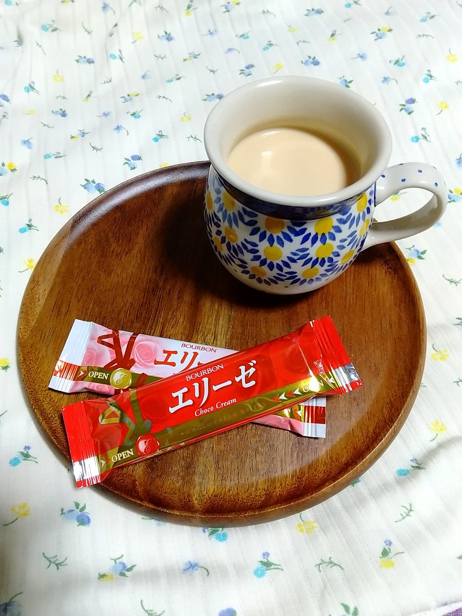 お茶会開催ありがとうございます！
白と赤と金色なこのお菓子、私の中では終焉の概念お菓子です⚔️

#あわいの民エアお茶会