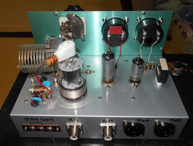 JYATSUYANAGI's tweet image. 完成品はこんな感じ。キャリア出力30W。国内Eスポ交信がたくさんできた。
#28MHz
#AM　
#送信機
#自作
#6146シングル