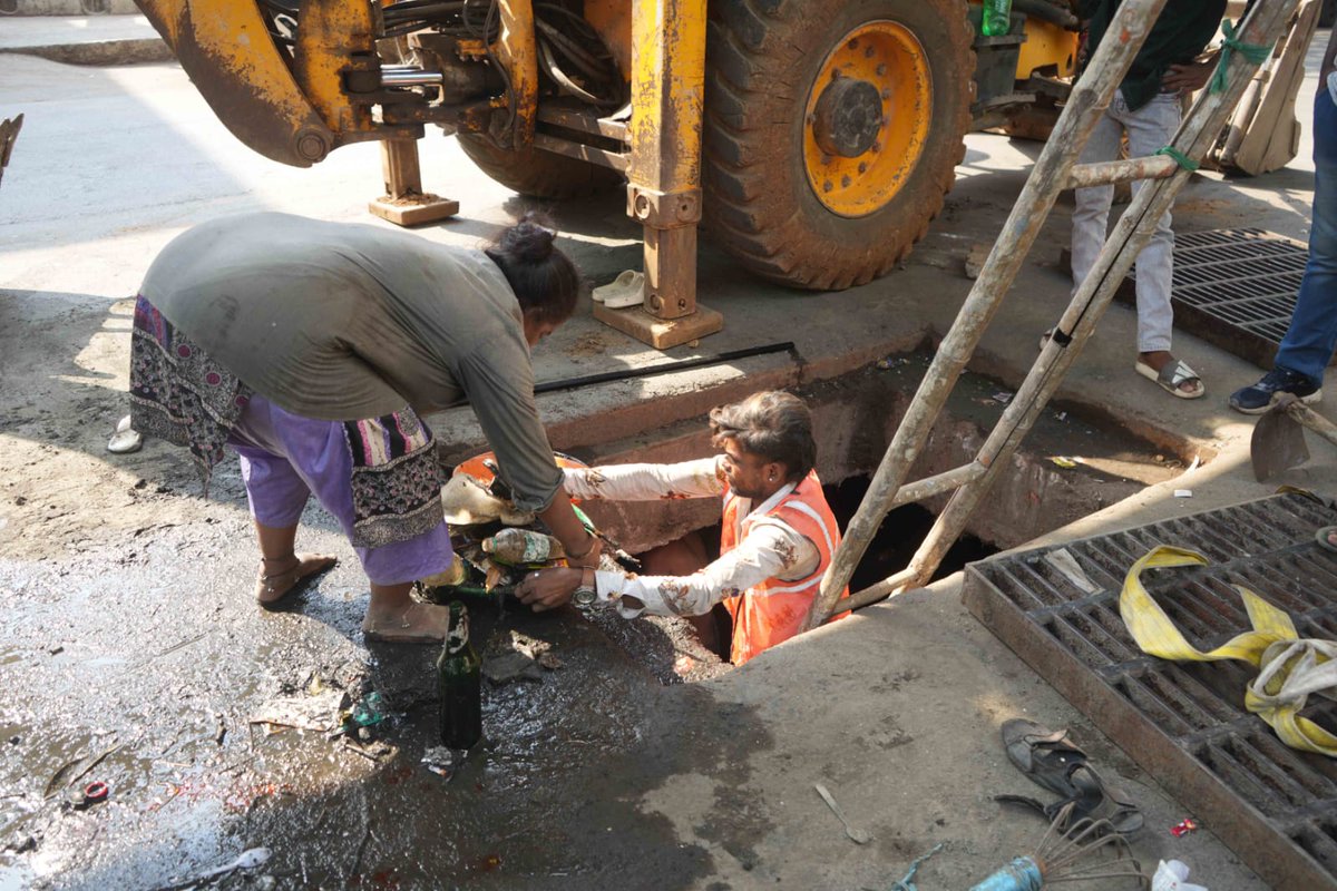 timesofindia's tweet image. #InPics |  Thane civic workers clean chambers and drains near Vandana Theatre ahead of rains 

📸 Santosh Gupta / TOI 

#Mumbai #Maharashtra