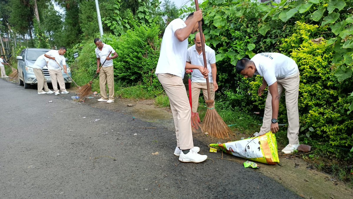 78Crpf's tweet image. 78 Bn CRPF #Making cleanliness a daily habit #Clean environment,cleaner conscience #SwachhBharat
@crpfindia
@PMOIndia 
@HMOIndia 
@northeast_zone 
@NesHqr 
@mnp_2018 
@rangesilchar_05 
@dig_kma