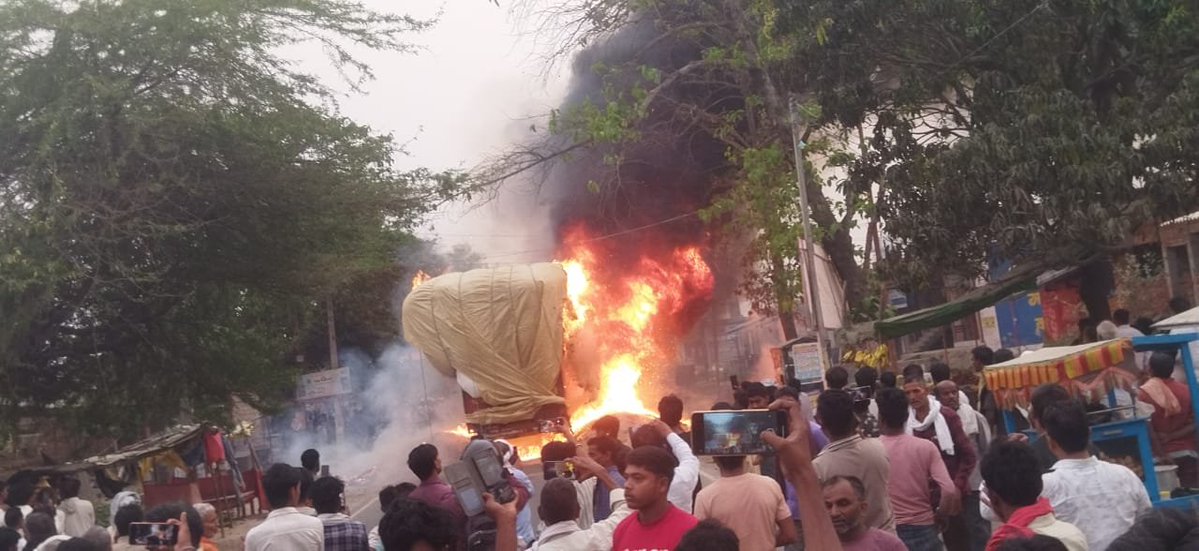 bstvlive's tweet image. सिद्धार्थनगर

➡भूसा लदी ट्रक में अचानक लगी आग
➡धुएं का गुबार दूर तक फैलने से हड़ंकप
➡आग पर काबू पाने का प्रयास जारी
➡इटवा के संग्रामपुर शुक्ला चौराहे की घटना

#Siddharthnagar #Fire #UttarPradesh  @siddharthnagpol