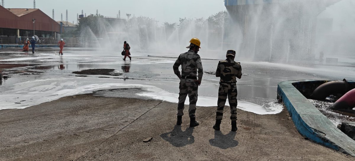 CISFWest's tweet image. CISF Unit BPCL Mumbai executed a high-intensity Mock Drill on Industrial Disaster (LPG Gas Leakage), demonstrating swift action, seamless coordination, and complete control over emergency situations. @CISFHQrs  #Preparedness #Action