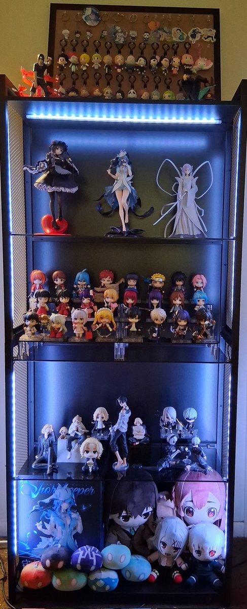 mariahbtw182's tweet photo. My figure case &amp; manga shelf collection update!! I love it so much. Im also addicted to collecting nendoroids! Currently 47 and counting! #manga #anime #nendoroids #shorekeeper #wutheringwaves #wuwa #figurecollection https://t.co/gwslCuEFeT