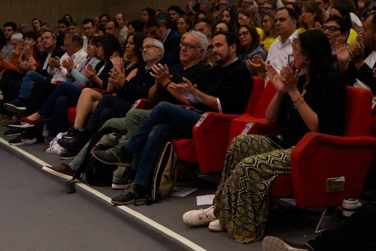 AidaCast's tweet photo. Celebrando los 40 años de @IzquierdaUnida

40 años de lucha, de reivindicación y de alegría compartida.

La historia de una organización y de sus militantes que, generación tras generación, no han dejado de pelear por un mundo más justo.

Orgullo de pasado. 
Compromiso de futuro. https://t.co/4M3TZIR0PR