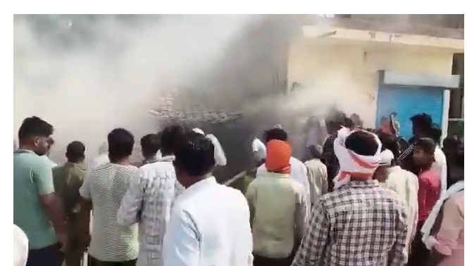 bstvlive's tweet image. कौशाम्बी : शादी वाले घर में लगी भीषण आग

➡आग लगने से लाखों का नुकसान
➡घर में आज थी बेटी की शादी
➡सरायअकिल थाना के कुंडारी की घटना

#Kaushambi #Fire #UttarPradesh @kaushambipolice