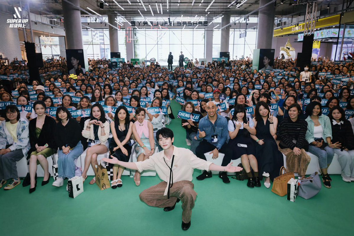 อยากบอกว่าใครไม่เคยเจอเหล่ย มีโอกาสลองไปเจอเถอะ น้องใจดี อบอุ่นมากๆ พยายามมอง พยายามโบกมือให้ทุกคนเท่าที่จะทำได้ คือเค้าให้คุณค่ากับแฟนคลับอะ สัมผัสได้ว่าเป็นคนน่ารักมากจริงๆ รักน้องมาก น้องสมควรได้รับความรักอีกเยอะๆเลย 😭💕