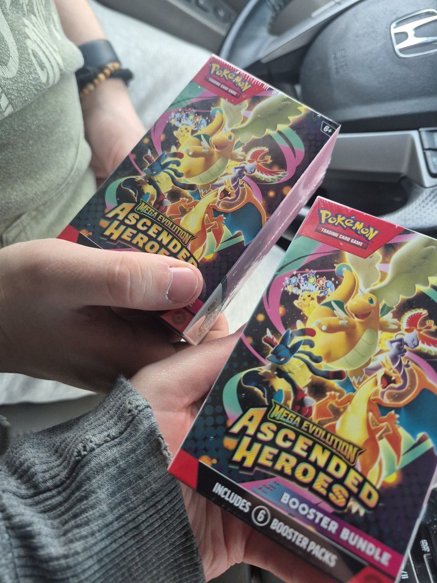 RayneStorm0024's tweet image. Hit the drop with @ApricotMG, only had to wait outside in the freezing cold for a hour and a half but it was so worth it🩷🩷#pokemon #hits #pulls #megaattack #gengar #restock