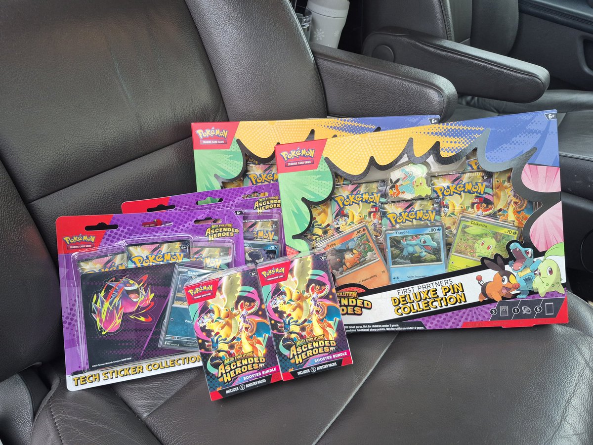 RayneStorm0024's tweet image. Hit the drop with @ApricotMG, only had to wait outside in the freezing cold for a hour and a half but it was so worth it🩷🩷#pokemon #hits #pulls #megaattack #gengar #restock