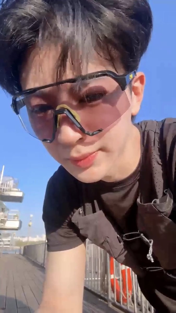 a somewhat insane view that’s honestly driving me insane #yunhyeong #송윤형