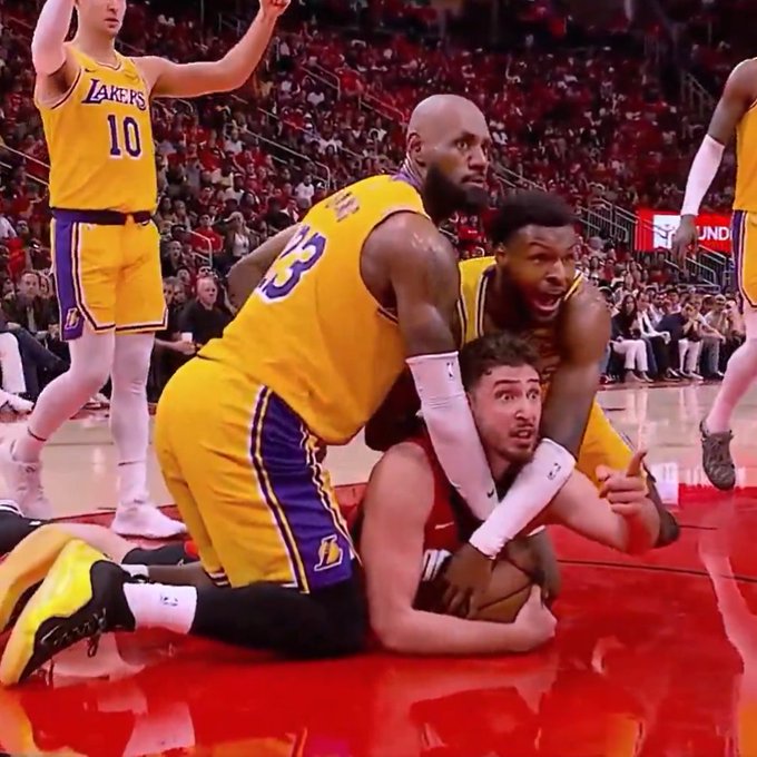 Alperen Şengün'ün topuna LeBron James ve oğlunun birlikte hamle yaptığı an.