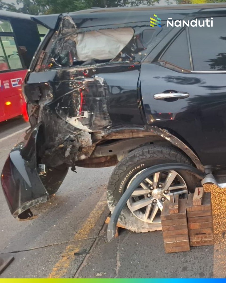Asunción: un ómnibus y una camioneta chocaron en plena avenida

▪️Un accidente de tránsito se registró esta mañana en la intersección de las avenidas Perú y Mariscal López, donde una camioneta Toyota Fortuner y un colectivo chocaron. Según el informe de la Dirección de Policía de
