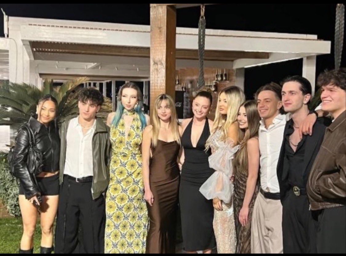 qualcosadigrand's tweet photo. No scusate io voglio sapere tutto di questa Reunion degli amiciani 25 e flasmagate 😅 #Amici25 #Flasma https://t.co/gJ35LemQGH