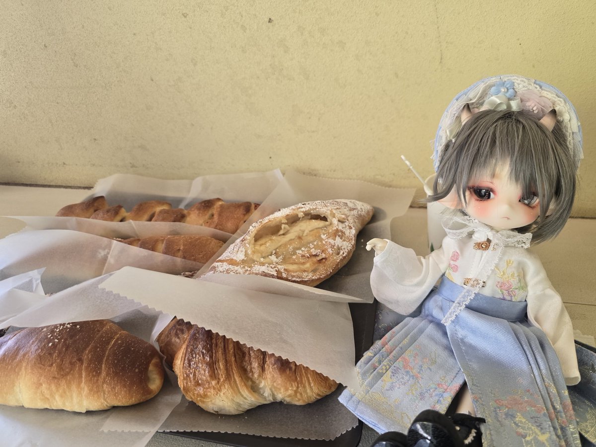 batorako's tweet photo. パン屋さんのイートインコーナーでお昼ごパン🍞
#DOLLIPOP #酒呑童子 https://t.co/VknHn4j5MW