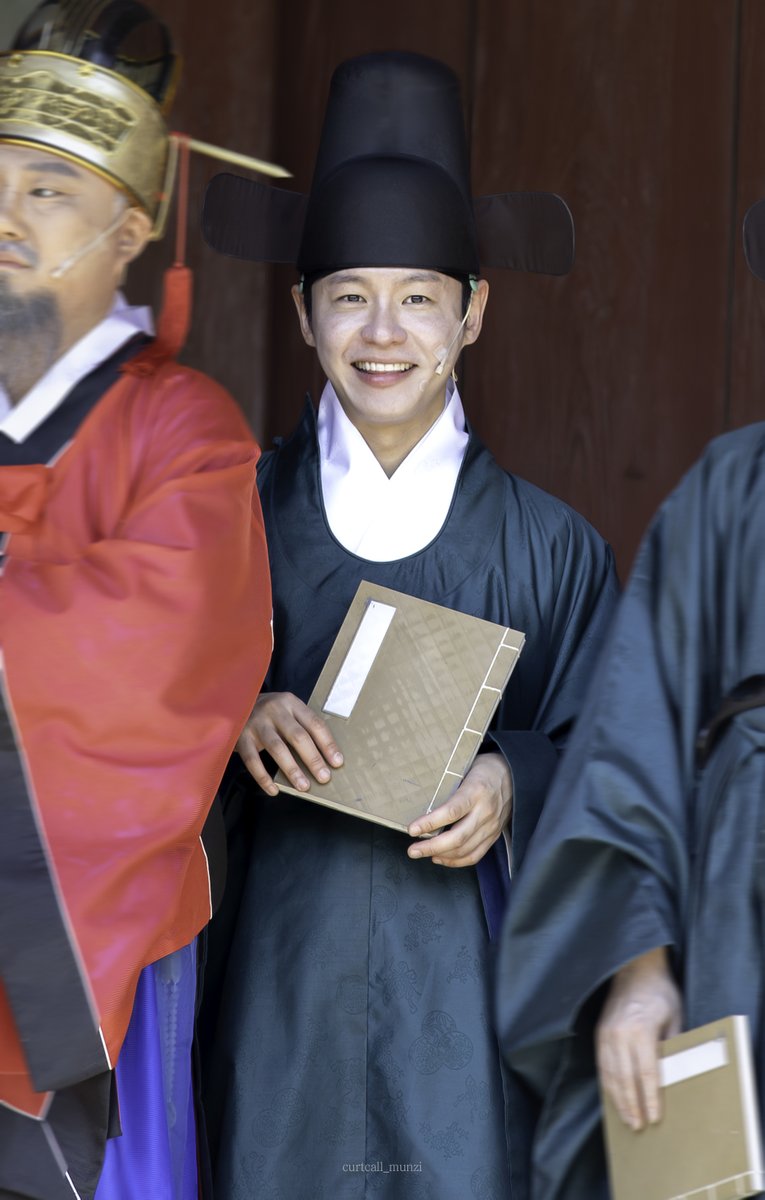 컷콜 찍는 먼지 tweet media