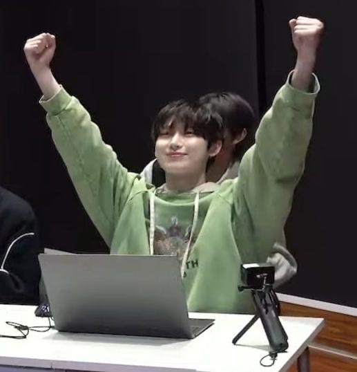 ◠‿◠ tweet media