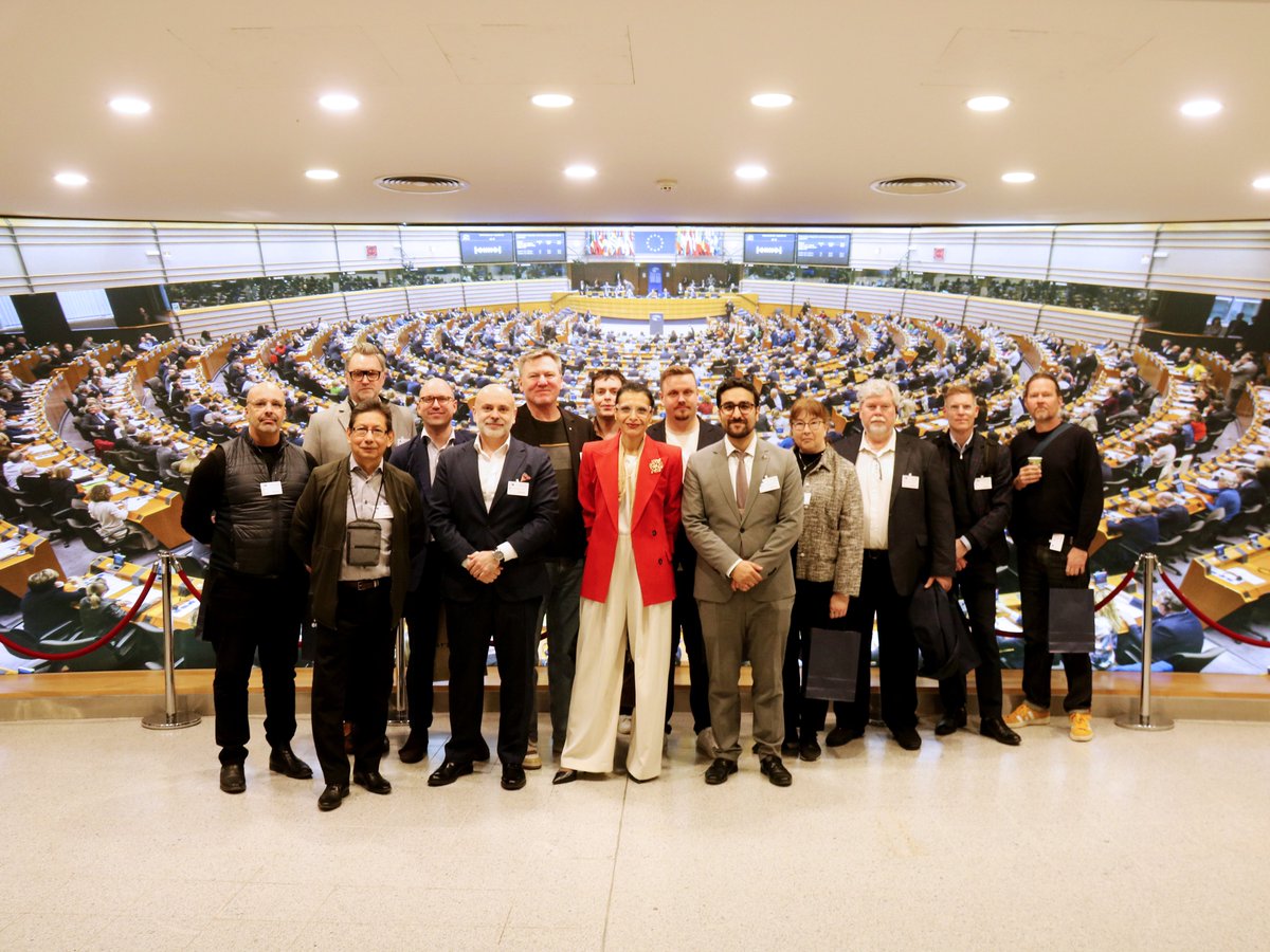 SBGcentern's tweet photo. Efter två intensiva och väldigt lärorika dagar i Bryssel, har vi fått värdefulla insikter i hur beslut fattas på europeisk nivå och en bättre förståelse för samspelet mellan Sverige och EU.

Vi åkte hem inspirerade, med nya perspektiv och energi – redo för valrörelsen! 🍀 🇸🇪 🇪🇺 https://t.co/pQazBXXEgc