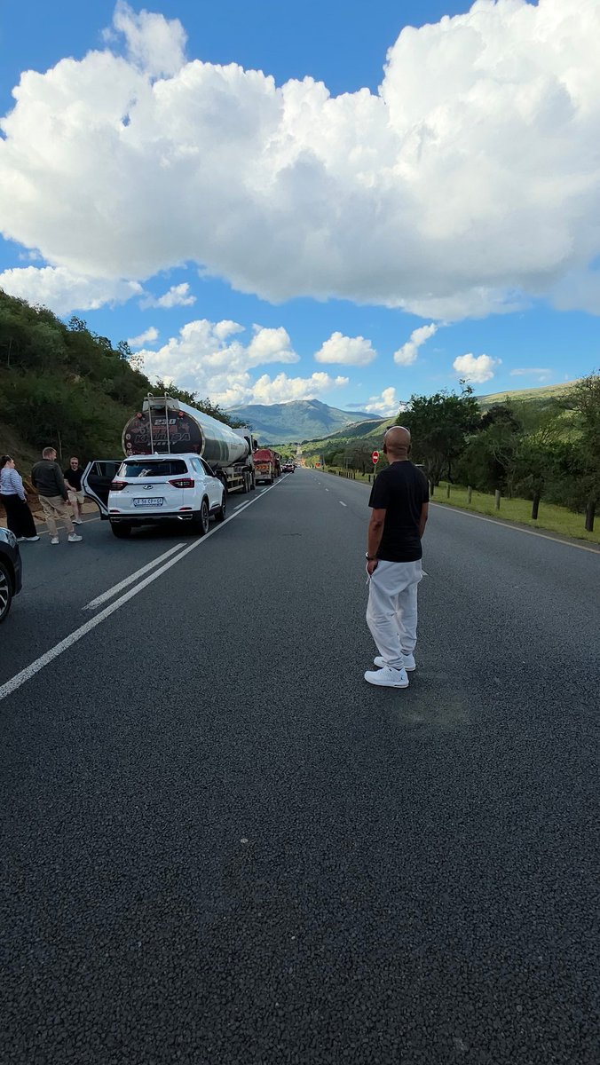 Tumphi's tweet image. Nelspruit via Schoemakloof ...been here for 30 mins! 
Roadworks🫩 #stopandgo