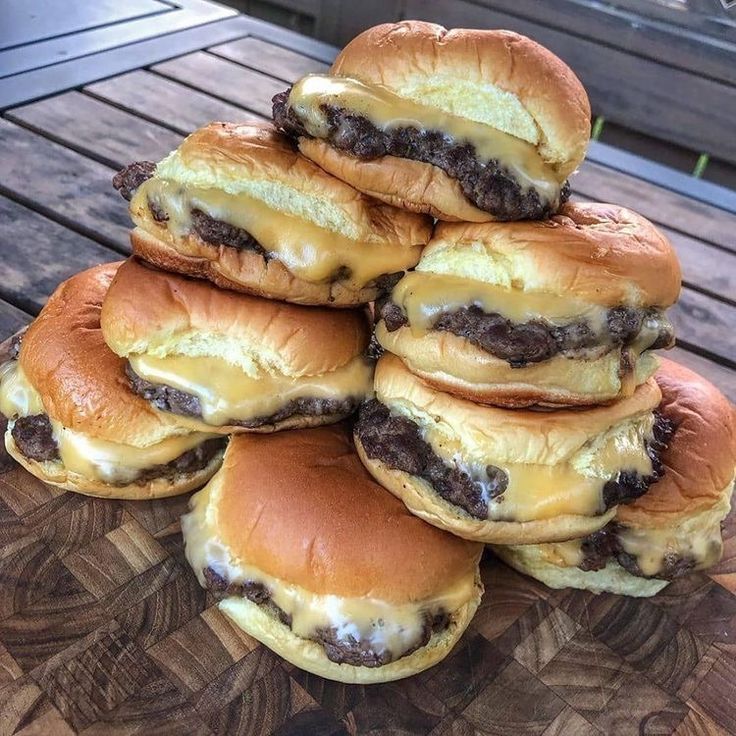 Amazingeye6's tweet image. Be honest, how many burgers can you eat?