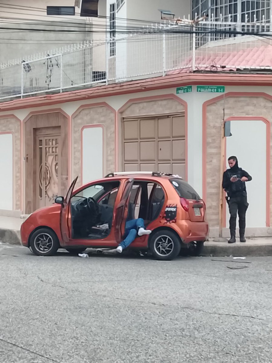 aquintanai99's tweet photo. SUR DE GUAYAQUIL: en la ciudadela La Sabía amaneció muerto, con signos de haber sido  escopolaminado. Testigos afirman que bajaron 3 mujeres del auto y lo abandonaron en la madrugada. Porta documentos de Carlos Alberto Kaiser Ribadeneira. https://t.co/9ClmcnDaYd