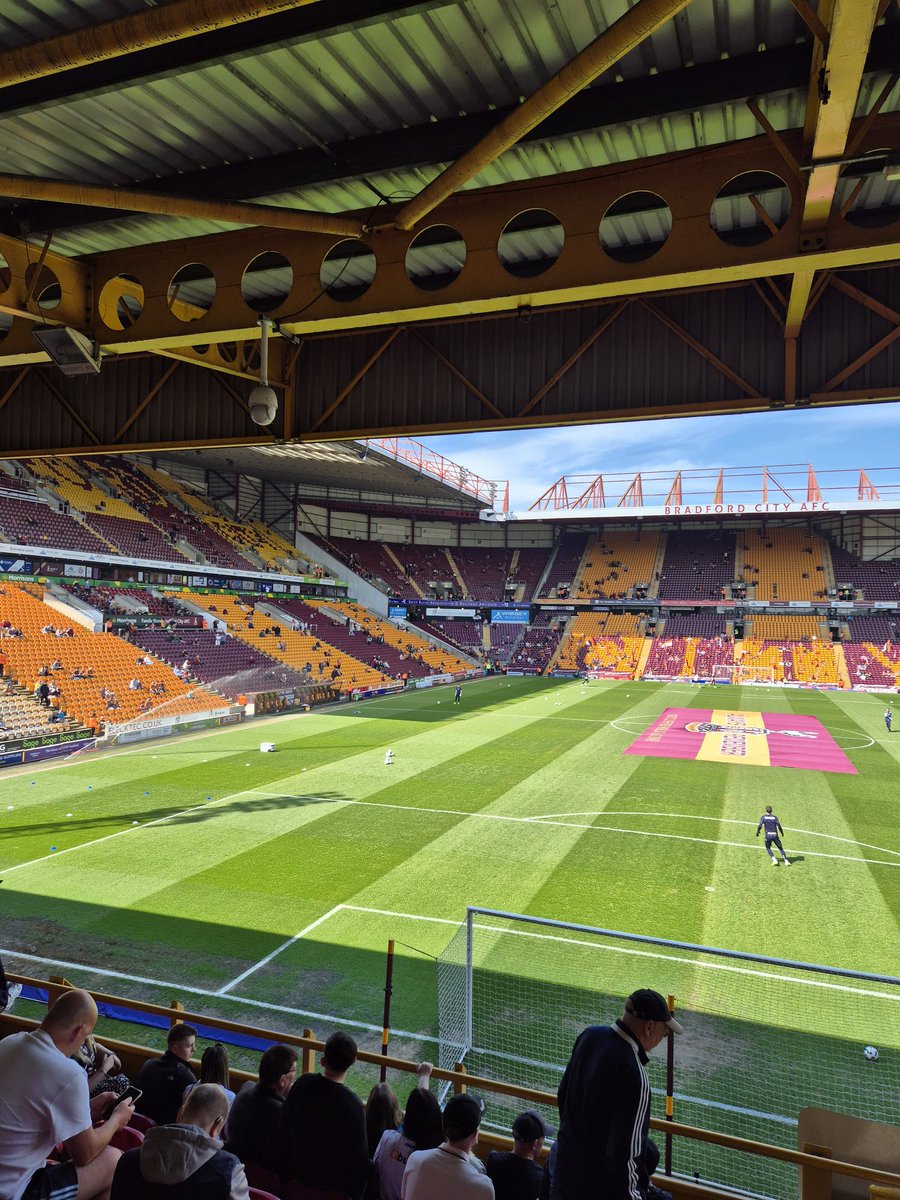 j_pos76's tweet photo. Bradford v BWFC https://t.co/up4w2QWhoH