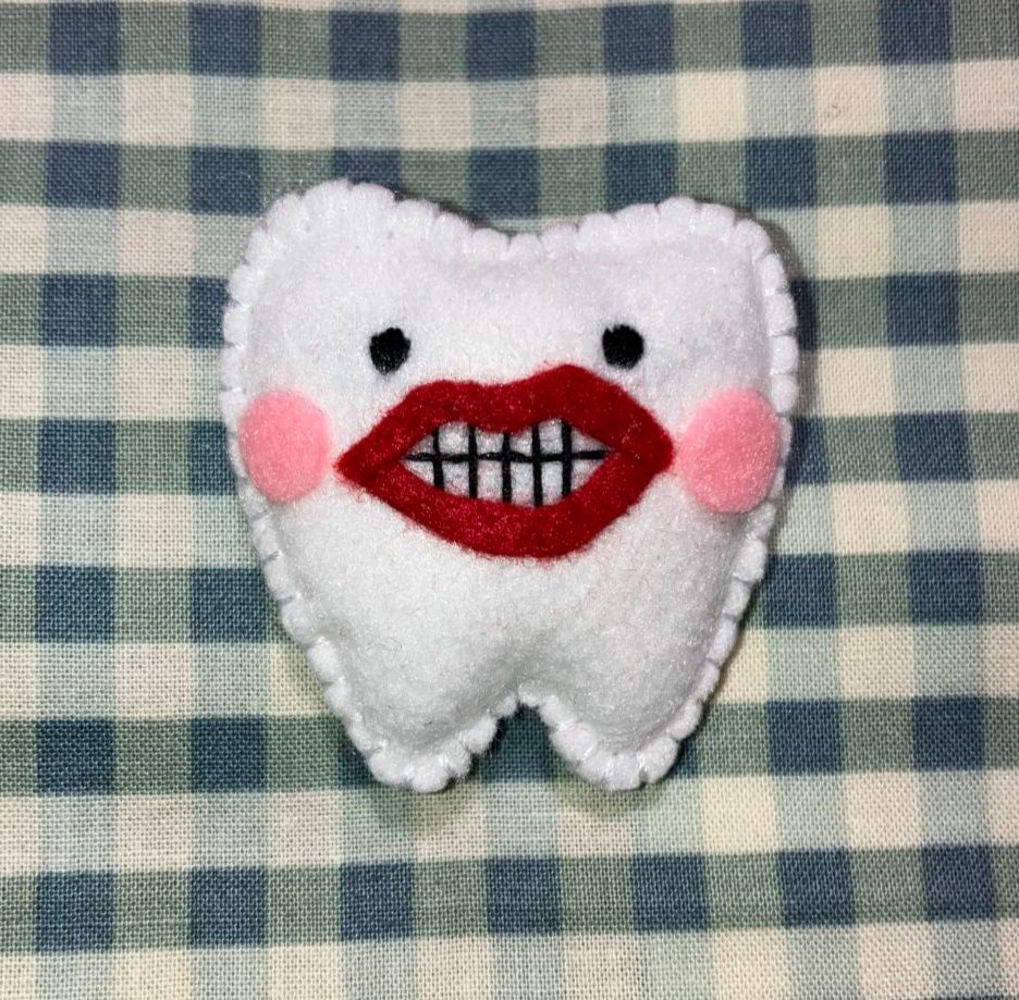 歯ちゃんブローチ🦷輝き歯ちゃん✨️ほめられて照れる歯ちゃん🦷ぽっと