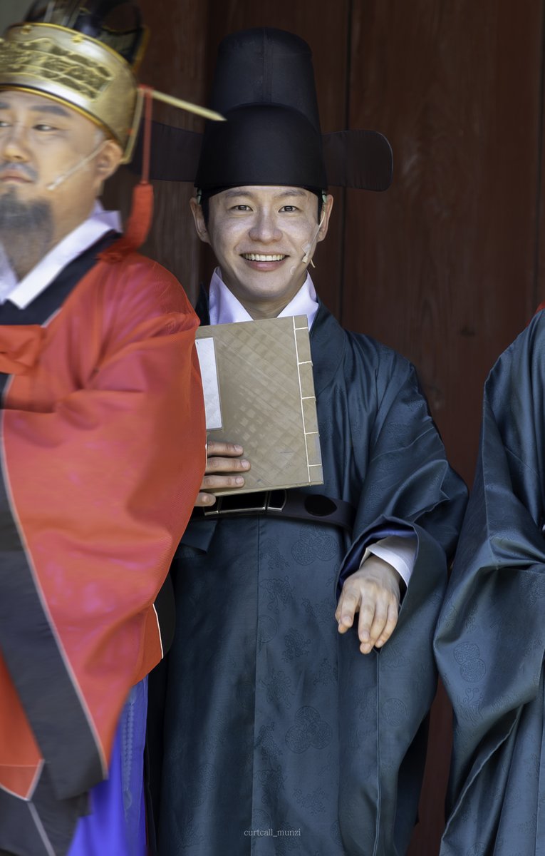 컷콜 찍는 먼지 tweet media