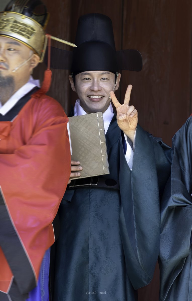 컷콜 찍는 먼지 tweet media