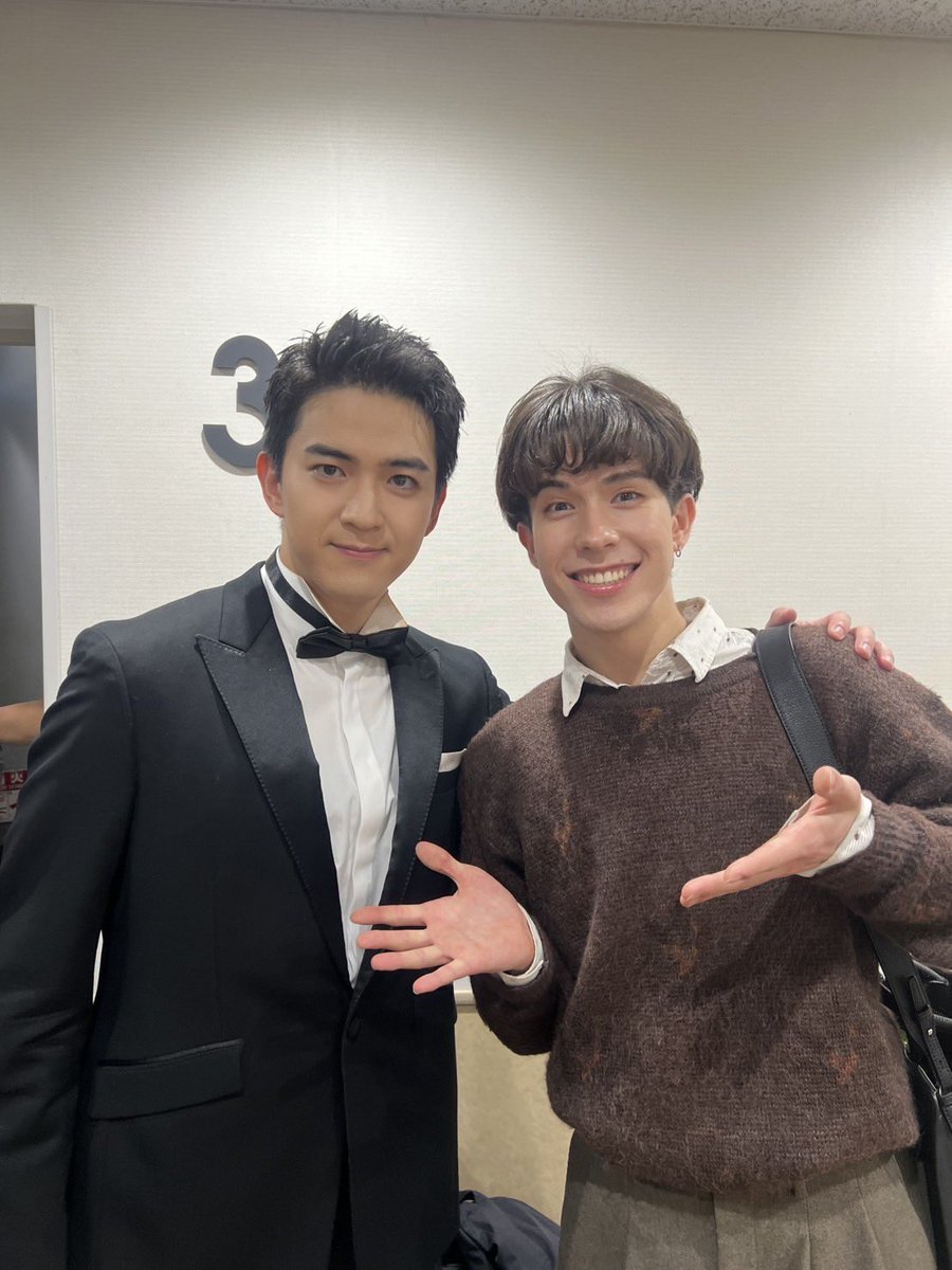 Misato_H213's tweet photo. 夜は『The world of Musical Stars』
観させていただきました!!

はぁ幸せです
この夜は忘れないです
音楽を通じて会場が一つになった🥲

憧れすぎる舞台だ

もっともっとがんばるぞ

翔真くんとお写真撮らせていただきました📸

みさと

 #甲斐翔真 さん
 #東島京 https://t.co/NfoO9TlZix