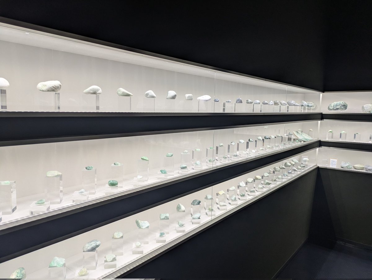 フォッサマグナミュージアムにて
つい最近糸魚川から発見された日本初のラピスラズリ。