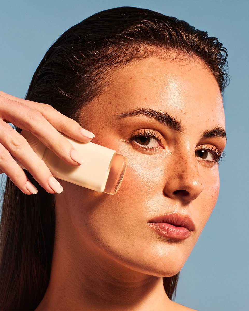 farmasi_Turkiye's tweet image. Güneş kendini en güzel haliyle gösterirken cildine eşlik eden koruma da aynı ölçüde güçlü olmalı. ☀️ 

Invisible Sun Stick; SPF 50+ ile yüksek koruma sağlarken şeffaf yapısı iz bırakmaz, makyajını bozmaz. Gün içinde yenilemek ise sadece birkaç saniye.✨

#Farmasi #SunStick #Spf50