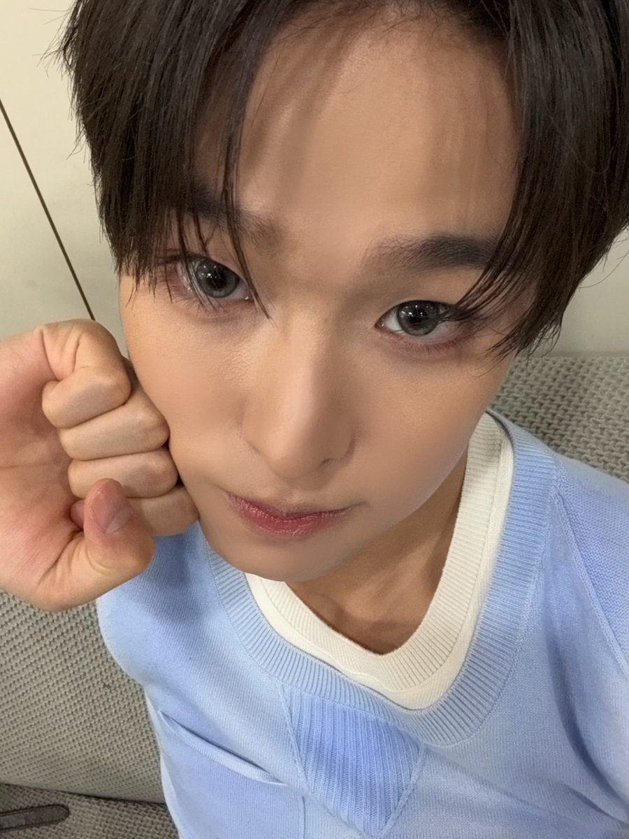 260425 22:17 KST
🐈‍⬛📸