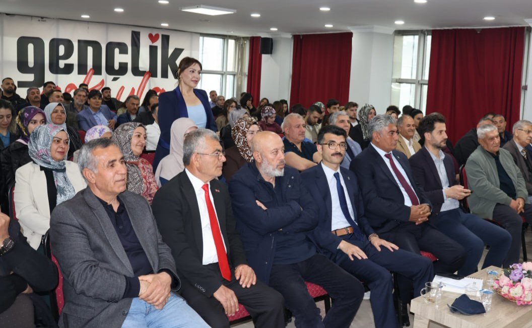 Teşkilatımızın birlik, beraberlik ve istişare ruhunu pekiştirmek amacıyla düzenlediğimiz AK Parti Iğdır İl Danışma Meclisi Toplantımızı büyük bir coşku ve güçlü bir katılımla gerçekleştirdik.
Milletimizden aldığımız ilham ve güçle, Türkiye Yüzyılı hedeflerimize emin adımlarla