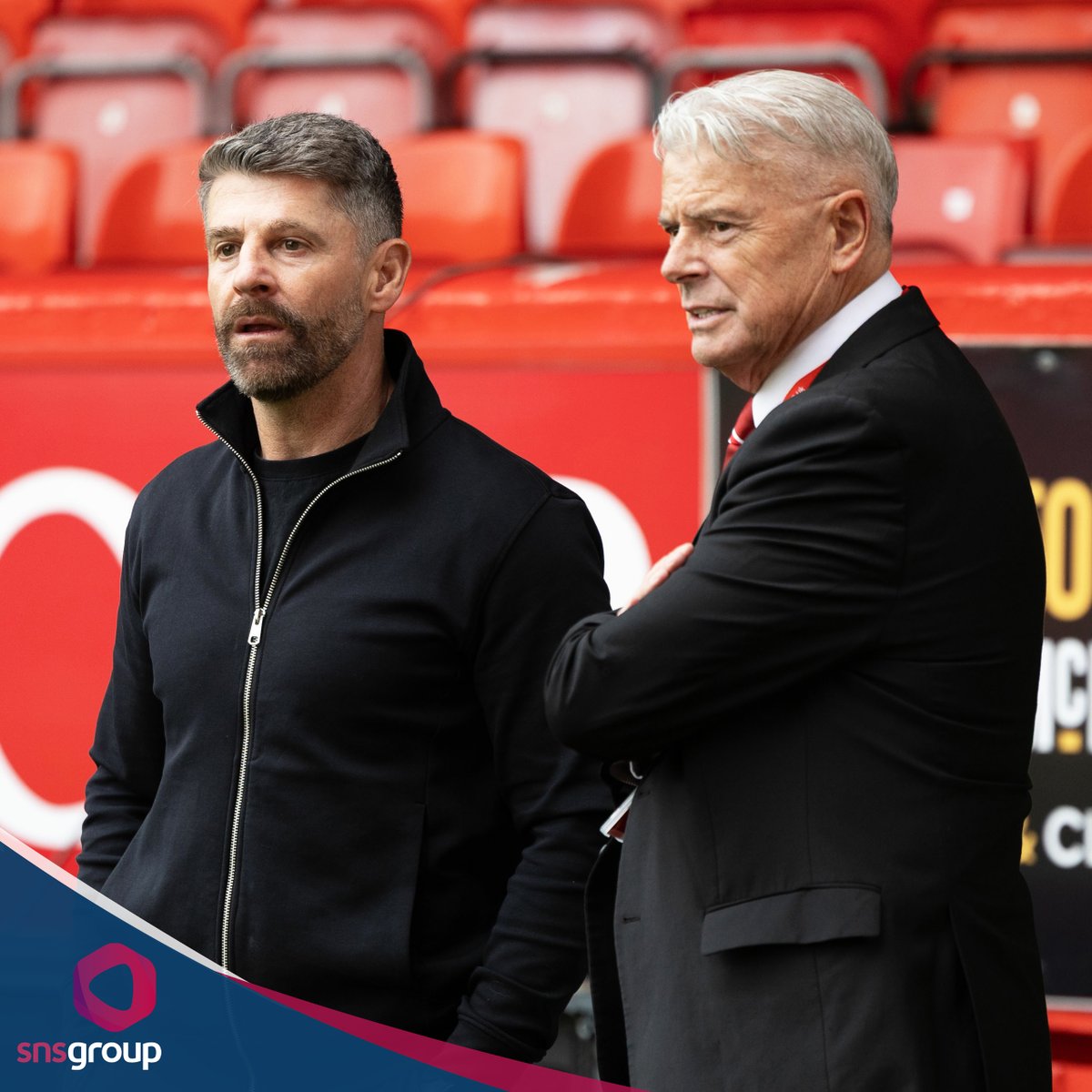 snsgroup's tweet image. 📸 Aberdeen Manager Stephen Robinson and Chairman Dave Cormack catch up pre-match. 

#WHPREM | #AberdeenFC