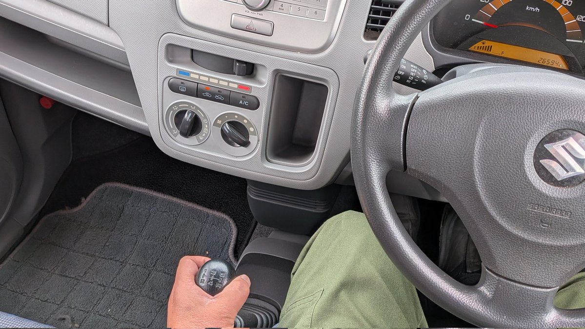 過去イチ愉しくないMT車

クラッチ操作の感覚が俺の感覚と合わないのよね

コラムMTの車両も愉しくなかったけど、それ以上に愉しくないのが残念