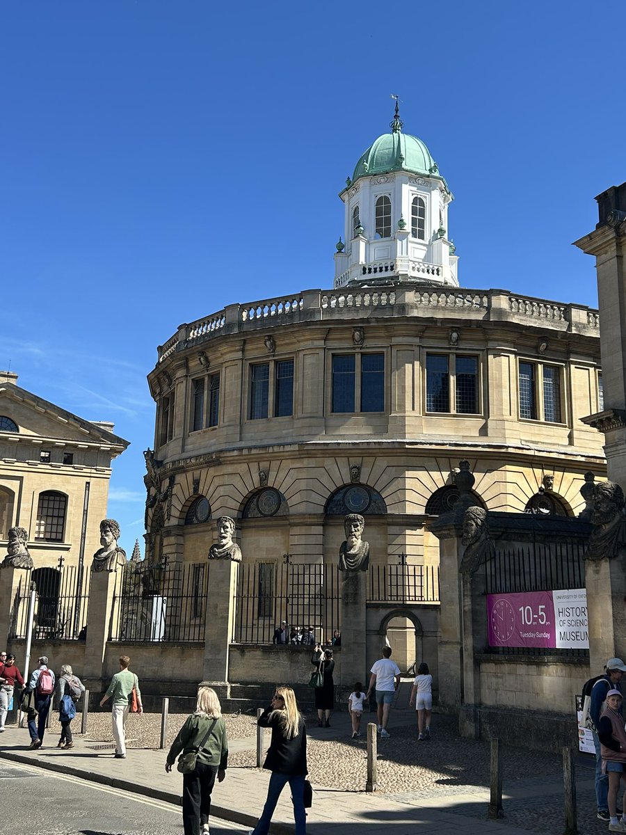 Old Oxford buildings look stunning in the sunshine ☀️