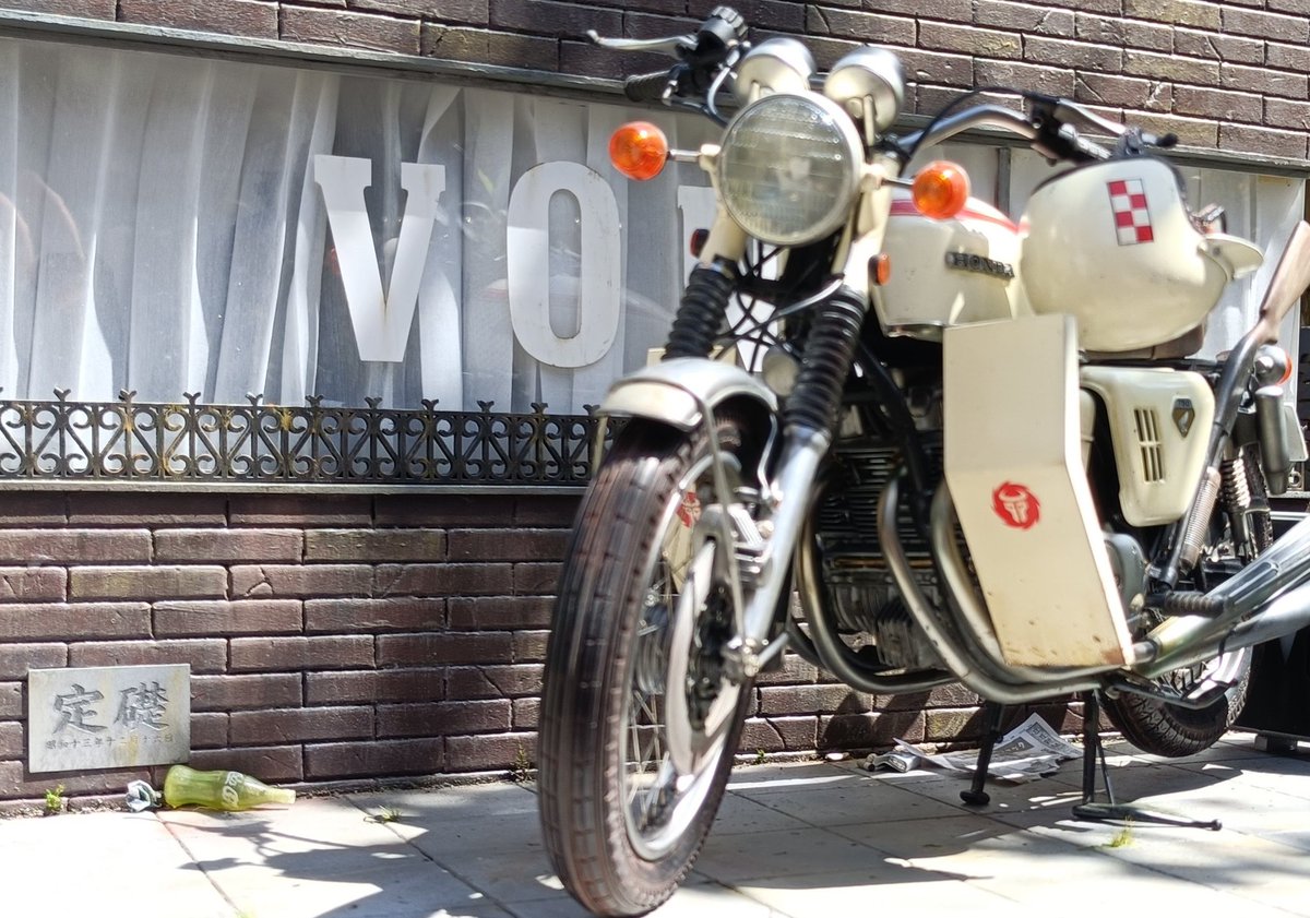 Grandmst's tweet photo. ずっと前から作ってる1/6タミヤ ホンダCB750のワイルド７飛葉ちゃん仕様。各部自作はもちろんだが、全体のプロポーションも望月作画に近づけるべくキットのままじゃなく改造してる。簡易ベースに喫茶VONも作った。
＃CB750 ＃ワイルド７ https://t.co/qz5zOkCLyq