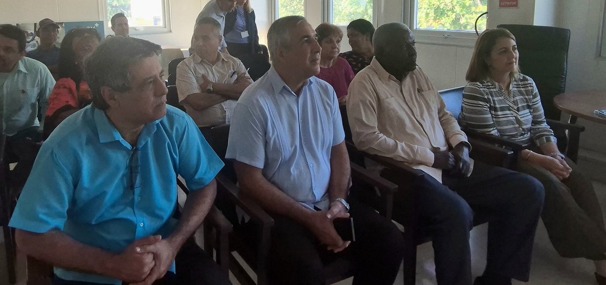 En Desarrollo | Recorre Esteban Lazo, presidente de <a href="/AsambleaCuba/">Asamblea Nacional Cuba</a>🇨🇺, la Unidad Empresarial de Base (UEB) Citostáticos, perteneciente a la Empresa Laboratorios AICA, de <a href="/BioCubaFarma/">BioCubaFarma</a> 

✅️ Amplio intercambio con su colectivo; junto a <a href="/EdMartDiaz/">Eduardo Martínez Díaz</a>, <a href="/MaydaMauriBCF/">Mayda Mauri Pérez</a> y <a href="/DirectorCIGB/">Eulogio Pimentel Vázquez</a>