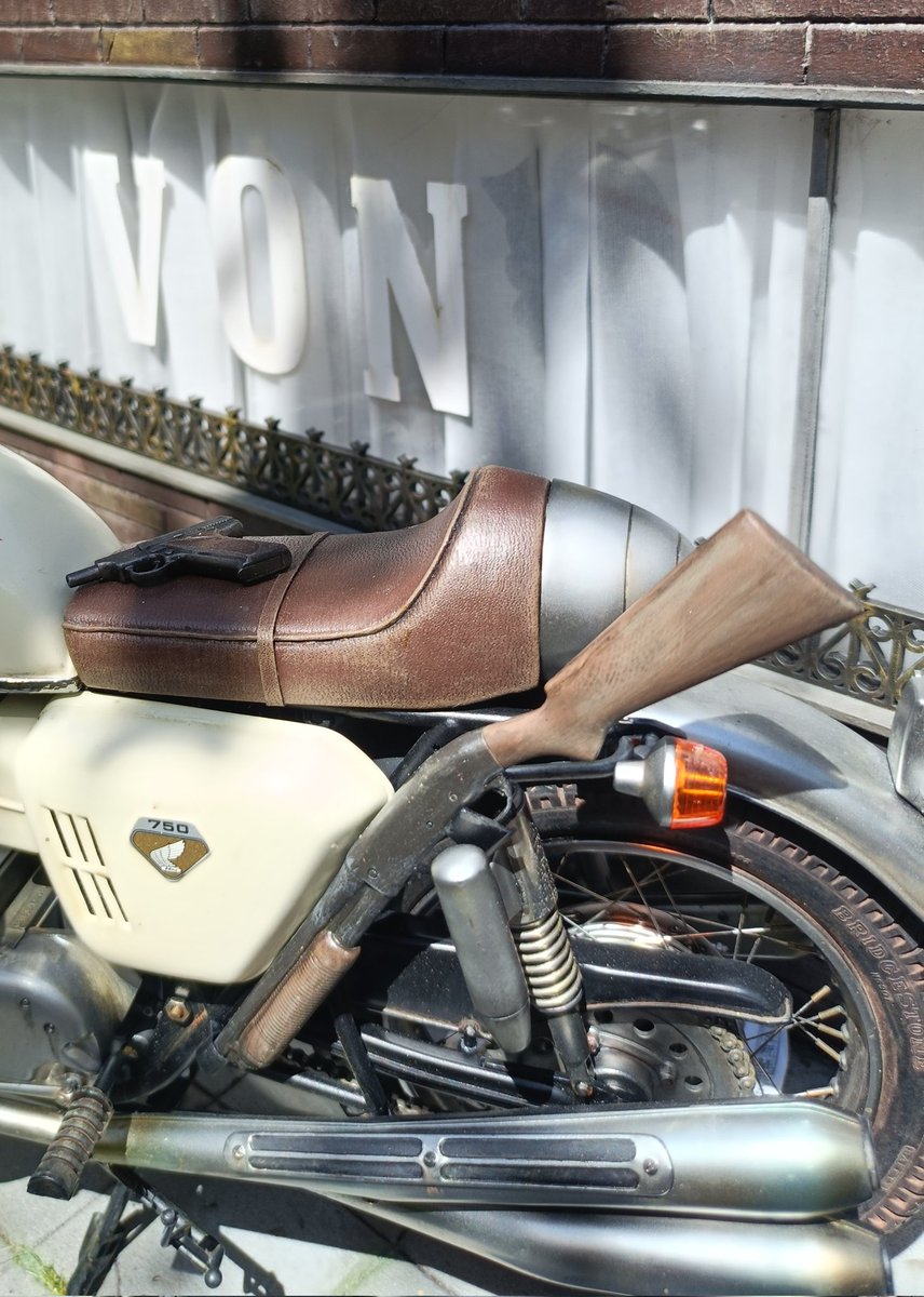 Grandmst's tweet photo. ずっと前から作ってる1/6タミヤ ホンダCB750のワイルド７飛葉ちゃん仕様。各部自作はもちろんだが、全体のプロポーションも望月作画に近づけるべくキットのままじゃなく改造してる。簡易ベースに喫茶VONも作った。
＃CB750 ＃ワイルド７ https://t.co/qz5zOkCLyq