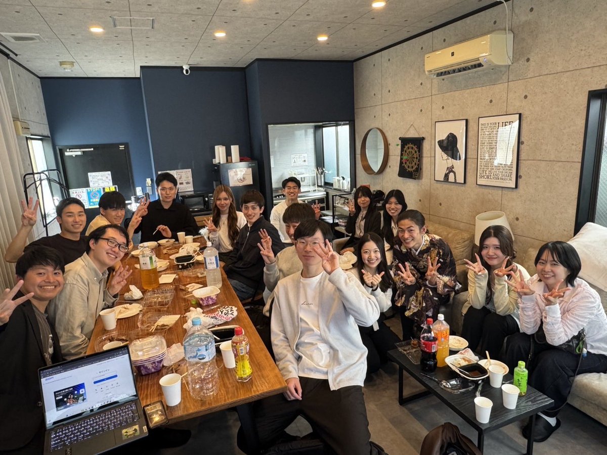Akarin_Japan's tweet photo. 参政党の関西の学生元気で面白すぎます🤣

またみんなに会うために、大阪に行きたいです！！

関西に負けないように、関東も頑張りますね🔥

たこやきは食べられたので満足です！ https://t.co/6oxTPbJeFt