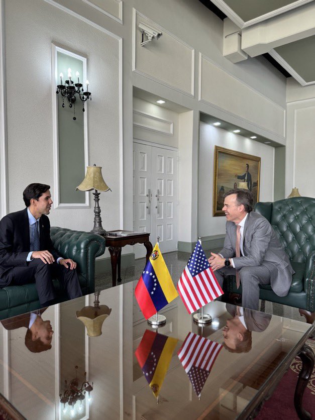 ATENTOS | Ahora con la llegada del “Tío Juan”, resulta que permiten pagar la defensa de Maduro.

Sí, leíste bien: mientras millones de venezolanos no pueden ni pagar comida, ahora el Estado puede costearle abogados al principal responsable de la tragedia del país.  

Entonces uno