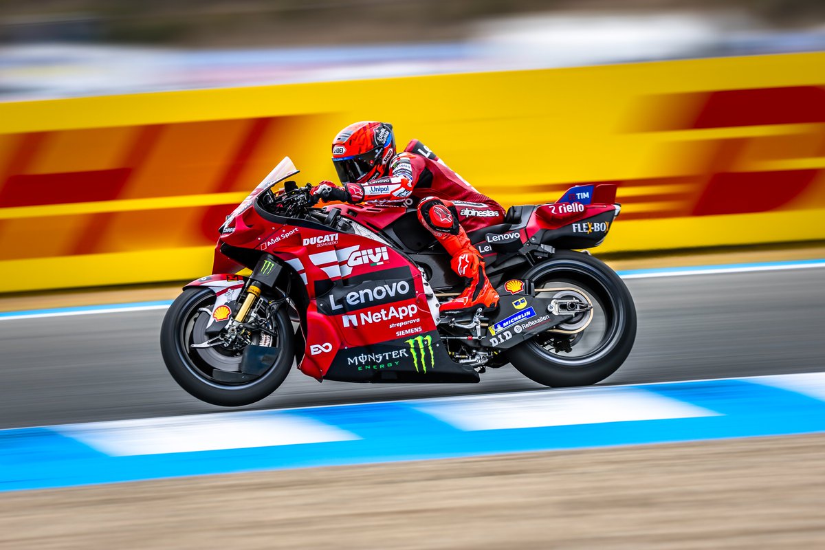 AlessioPiana130's tweet image. #MotoGP #SpanishGP 

Da regolamento, Marc Marquez caduto nella Sprint e poi rientrato ai box per il cambio moto tagliando la pit lane è da sanzionare. Riportato anche nella circolare divulgata mercoledì.

"La corsia di rientro ai box deve essere rispettata. i piloti devono
