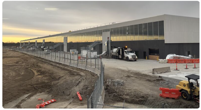 dsmairport's tweet photo. A sneak peek of the sunrise reflecting on the new terminal 🌅
Mornings at DSM are going to look a whole lot different.
📸: Thanks to The Weitz Company for the beautiful shot. #FlyingProgress https://t.co/HlhOddNnUA