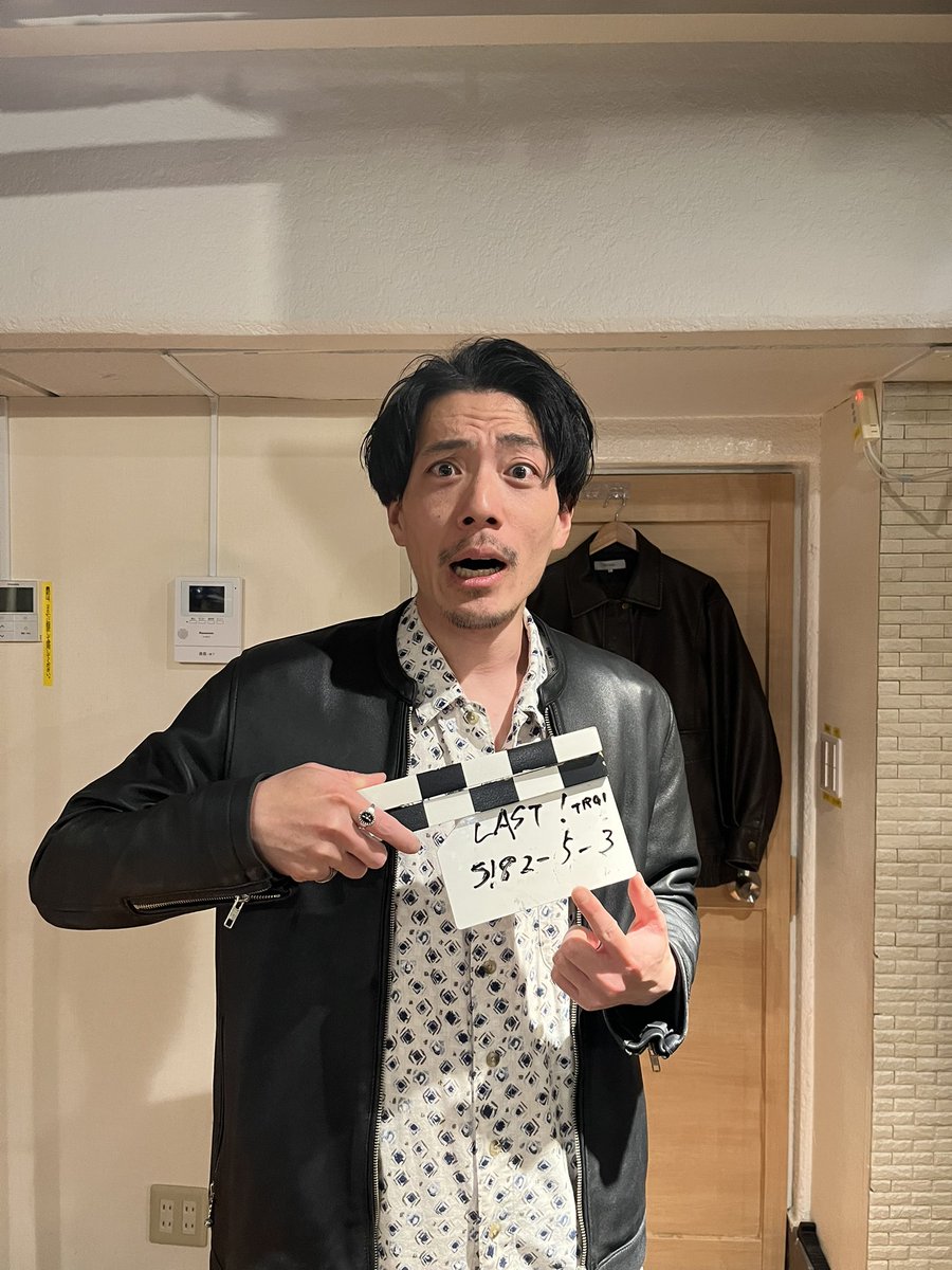 kaijiyamaguchi's tweet photo. 長らく撮影していた作品がオールアップ🎬

日数的には少ないですが、キーパーソンな感じでヒリヒリするシーンばかり。
濃密で貴重な撮影期間でした。

あとは作品が高く遠くに羽ばたくことを祈って🙏
お疲れ様でした！！！

#鳥は街路灯にさよならを 
#TRGI https://t.co/YxGIkwwzps