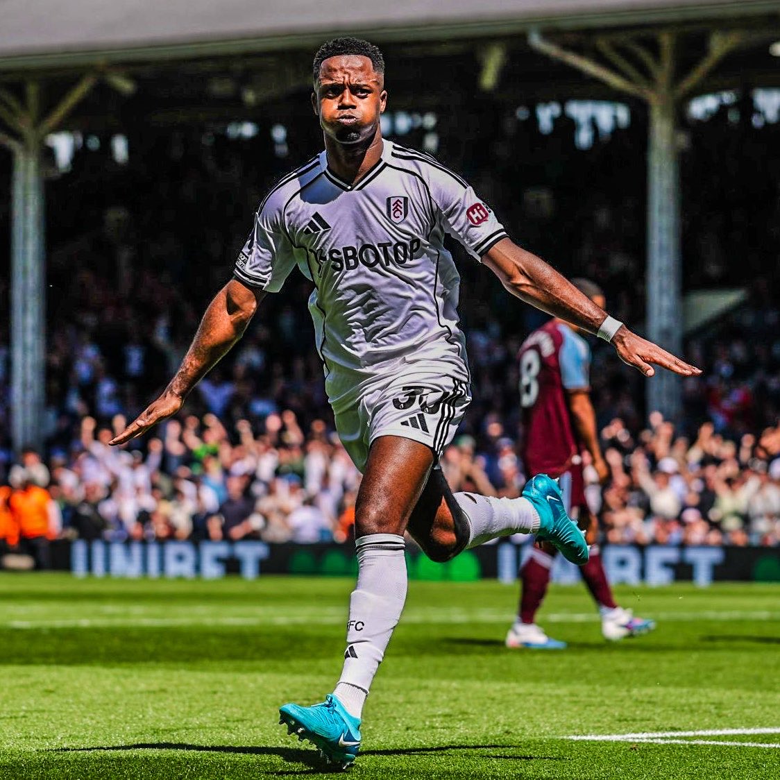 eurofootcom's tweet photo. 🏴󠁧󠁢󠁥󠁮󠁧󠁿🥇 When Ryan Sessegnon was 17-years-old at Fulham, he dominated the EFL awards: Player of the Season, Young Player of the Season, Apprentice of the Year, Team of the Season, Club Developed XI! 🤯

8 years on, he scores the winning goal for Fulham against Aston Villa! 🖤🤍 https://t.co/mmxcxrcDFg