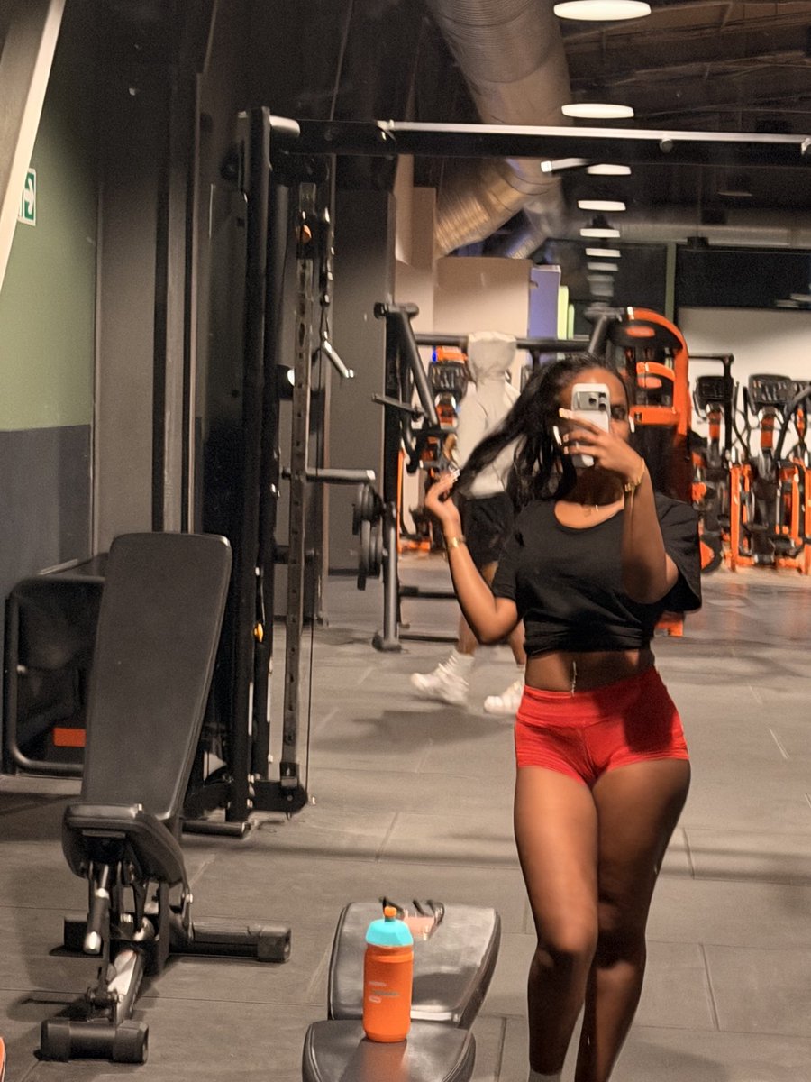 iaambabyrosaa's tweet image. today i did quad and glutes . what should i train next ? 

#gym #training #challenge