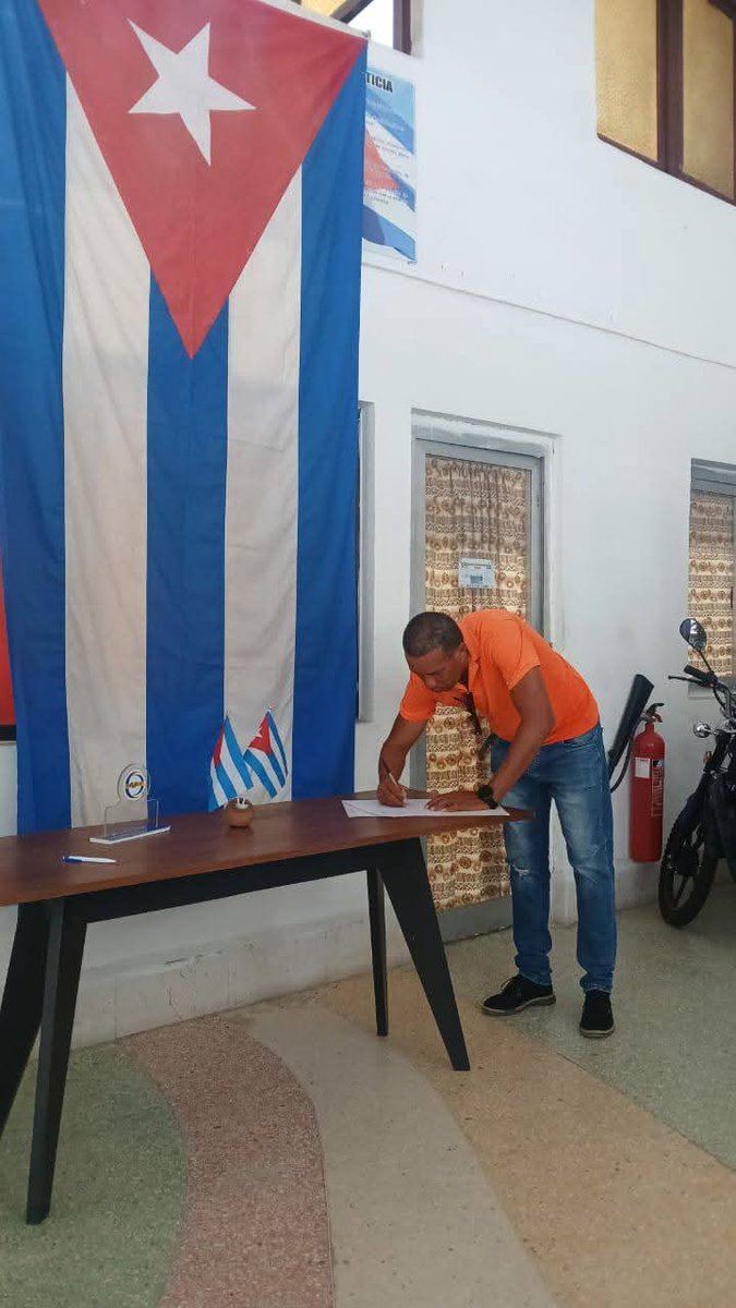 Este Primero de Mayo estaremos celebrando el Día Internacional de los Trabajadores y en conmemoración a esta importante fecha los tuneros reafirmamos nuestro compromiso con la Revolución y patentizamos #MiFirmaPorLaPatria 
#LaPatriaSeDefiende
<a href="/BureySantiago/">Santiago Burey Pérez</a> 
<a href="/LorenzoOsbel/">Osbel Lorenzo</a>