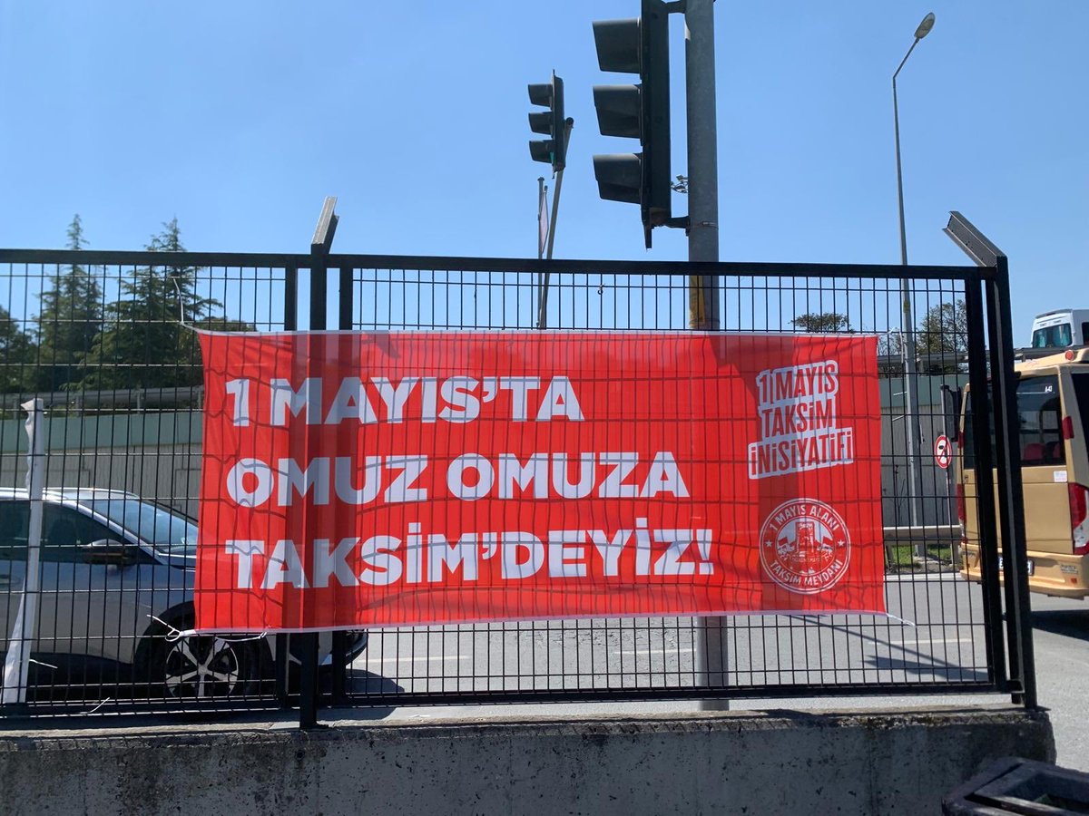 1m2026's tweet photo. Pankartlarımız Esenyurt’ta, Avcılar’da, Kadıköy’de… İstanbul’un dört yanından 1 Mayıs’ta Taksim’e çağırıyoruz.

#1MayısAlanıTaksimMeydanı
#1M2026Taksim https://t.co/KupBZHIWmJ